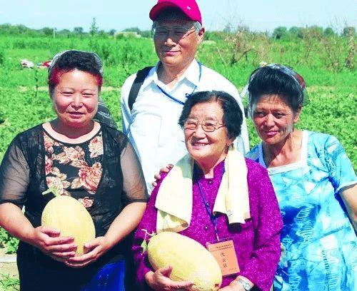 给奶奶讲吃瓜,与奶奶共享清凉吃瓜时光